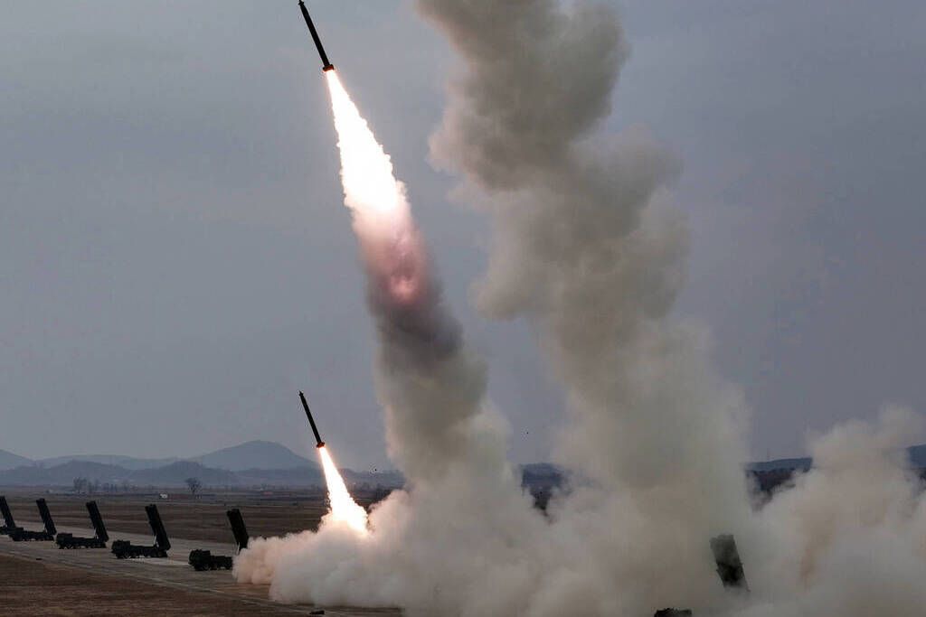 La Corée du Nord passe à l'action avec un essai de lance-roquettes