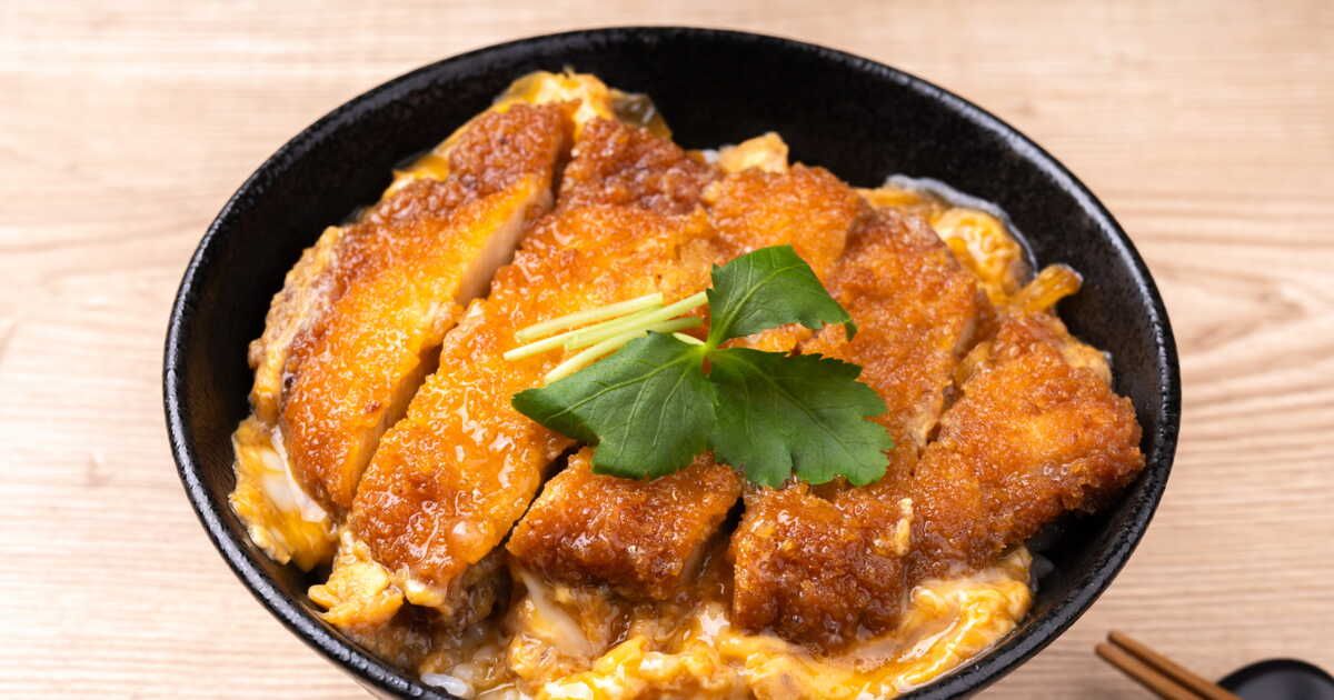 Découvrez la magie du poulet katsudon : la recette incontournable et ses secrets croustillants