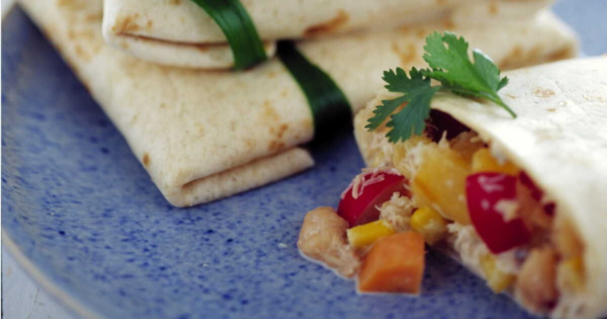 Une tortilla savoureuse au thon, noix de cajou et poivrons