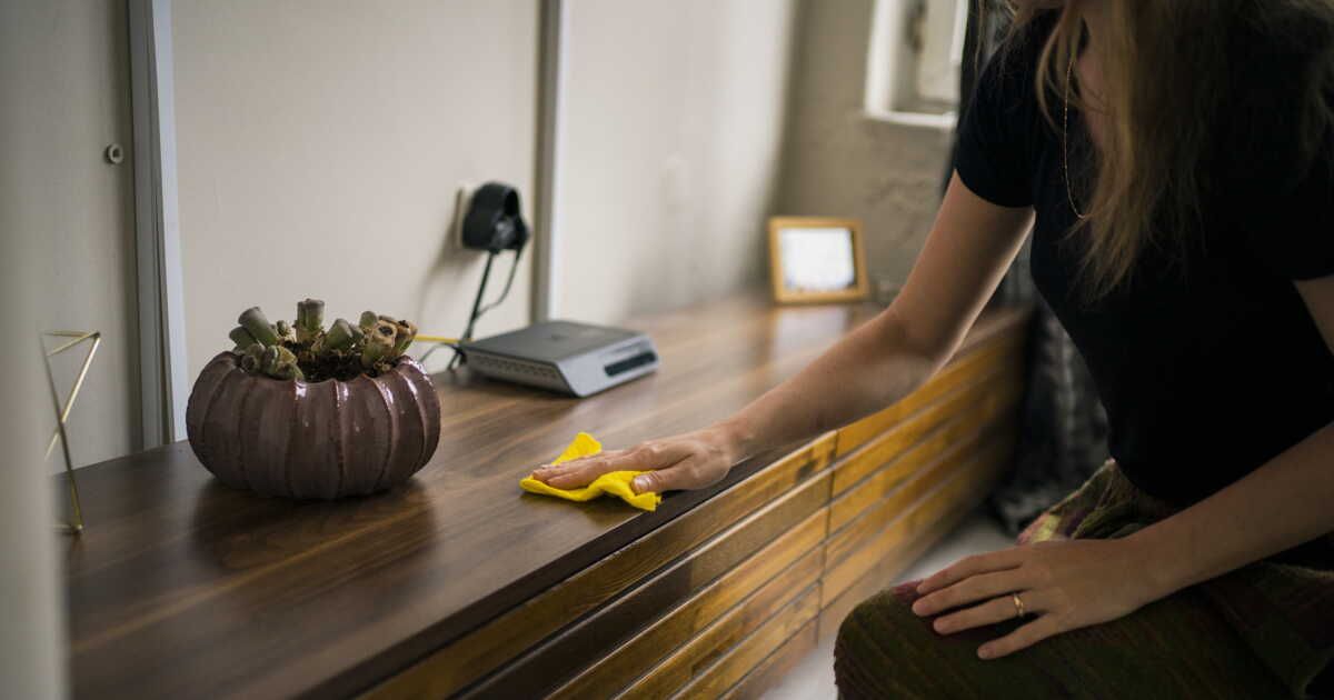 Dites adieu aux taches sur vos meubles en bois avec ces astuces surprenantes
