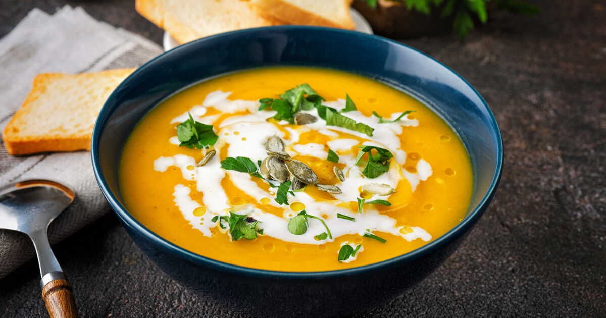 Réchauffez vos soirées avec ces 20 recettes de soupe de butternut réconfortantes