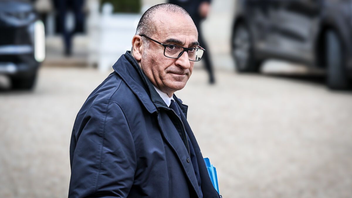 Le maire de Saint-Denis confronté à des propos racistes : le gouvernement envisage des poursuites