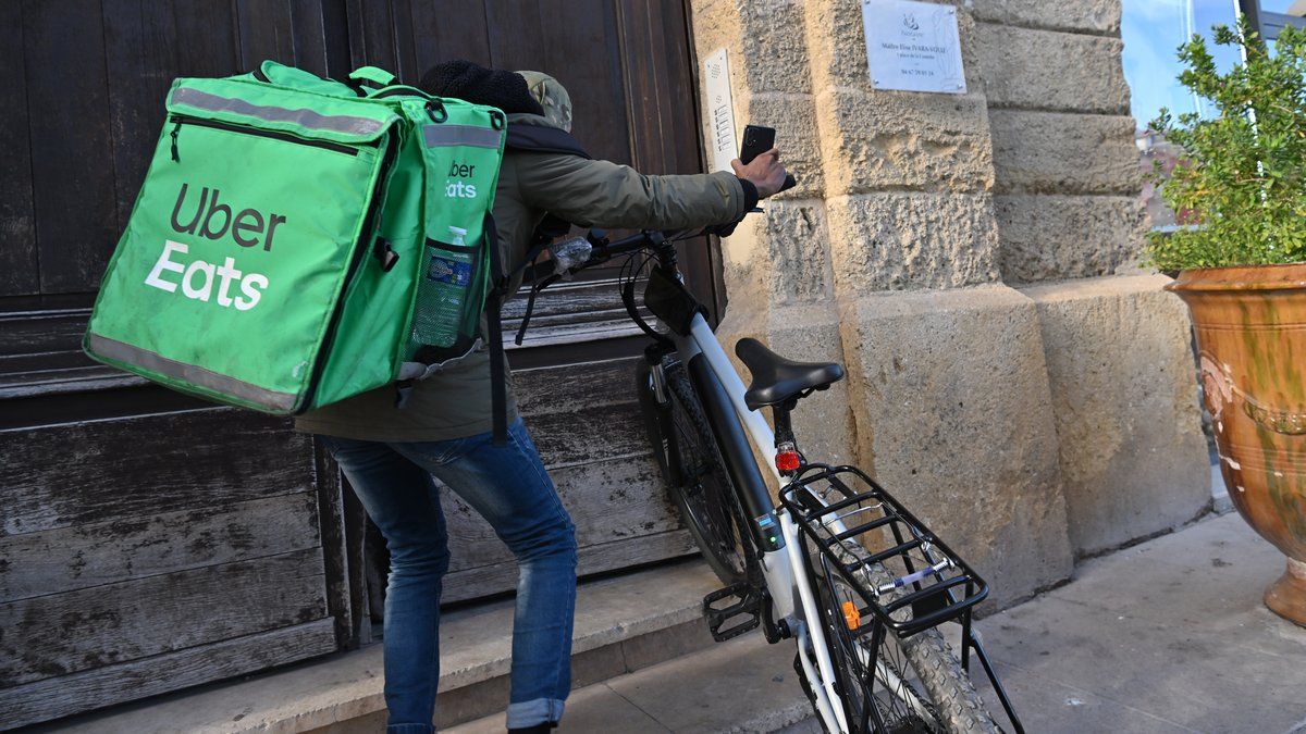la précarité alarmante des livreurs à vélo en france : entre épuisement et discrimination