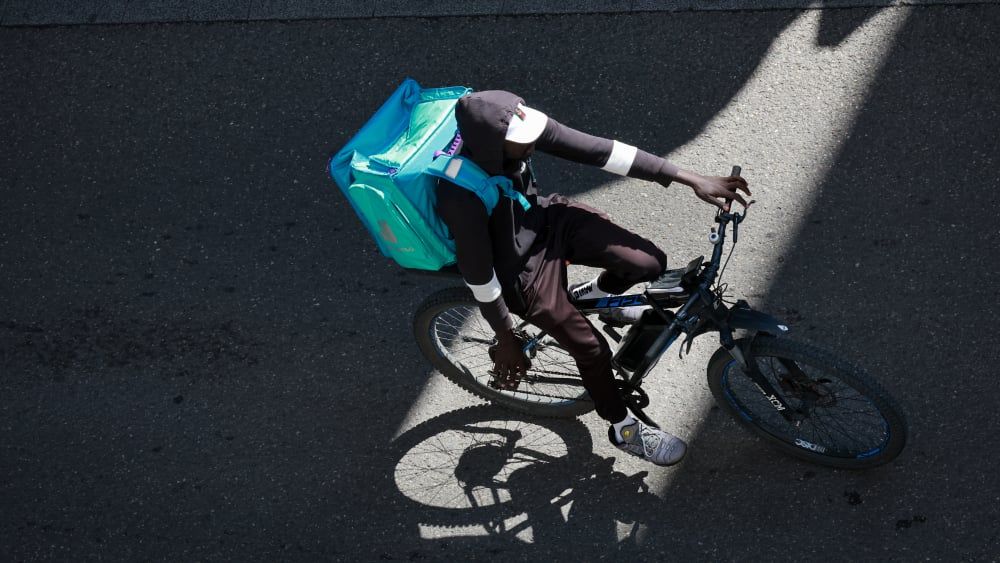 Des conditions de travail éprouvantes : l’alerte de Médecins du Monde sur les livreurs à vélo