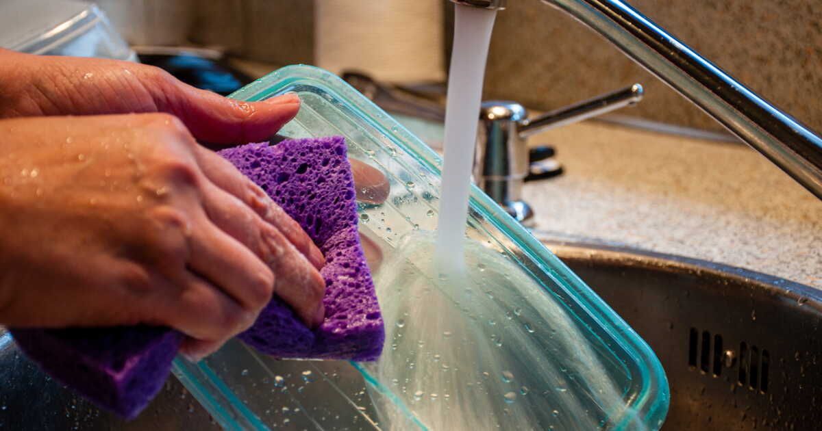 L'astuce infaillible pour faire disparaître les taches de sauce dans vos récipients en plastique