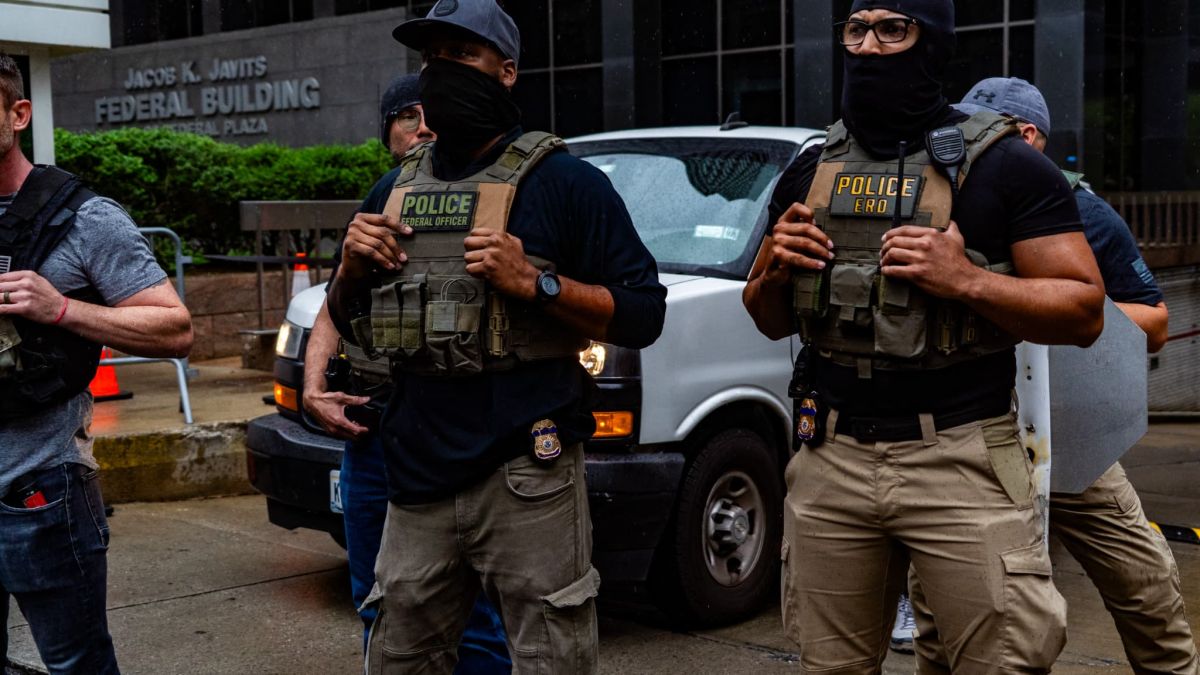 Libération émotive d'une mère et sa fille après trois semaines de détention