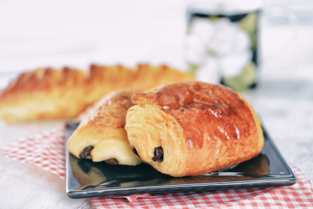 Transformez vos pains au chocolat rassis en un délice croustillant