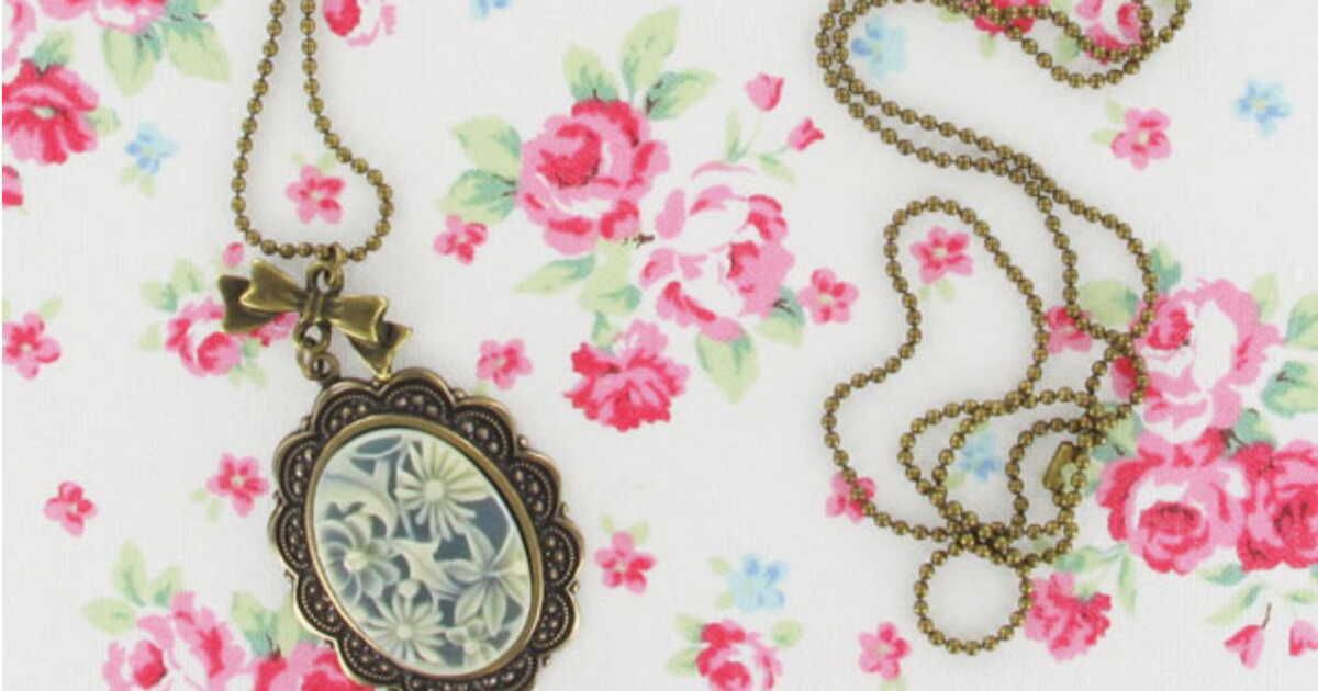 Un sautoir délicat aux fleurs bleues