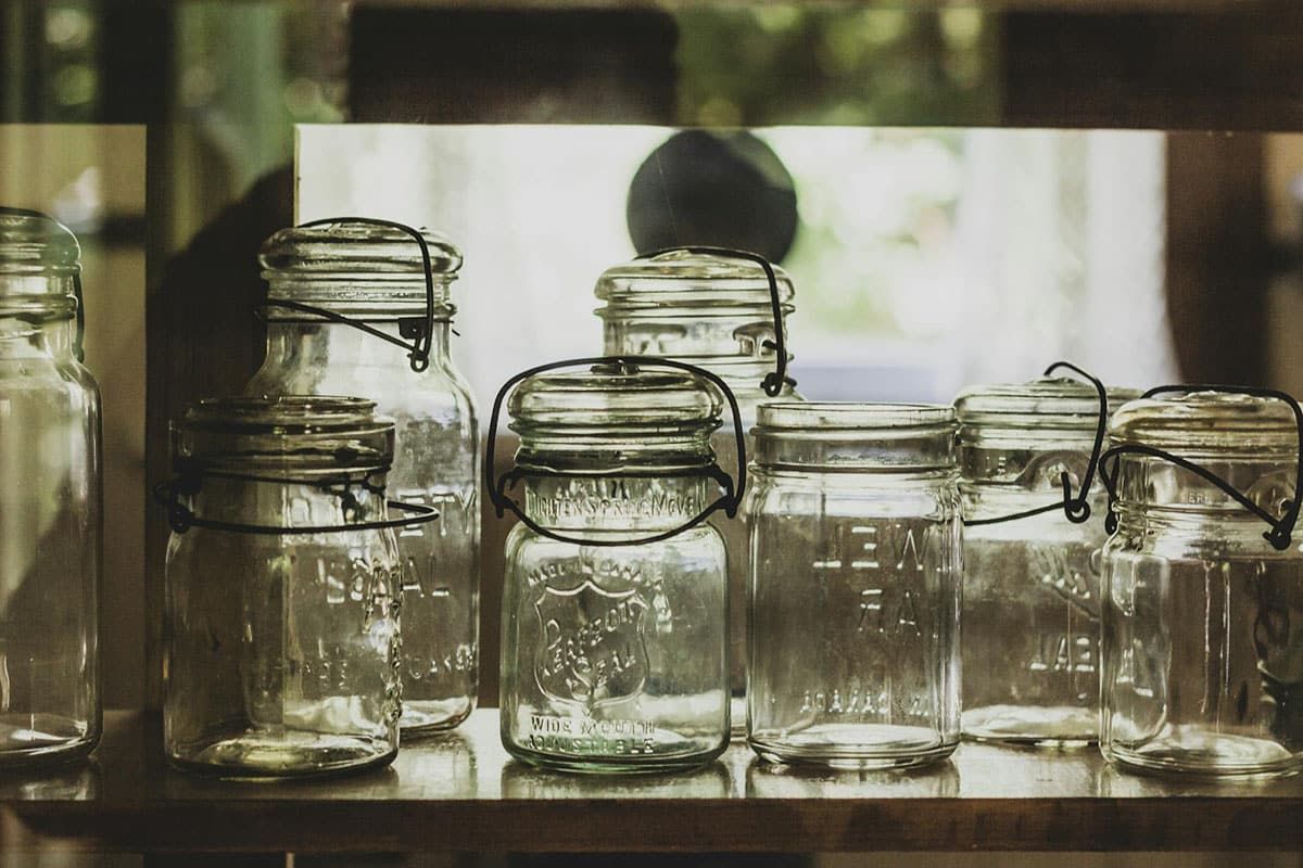 5 astuces pour retirer les étiquettes collantes de vos bocaux