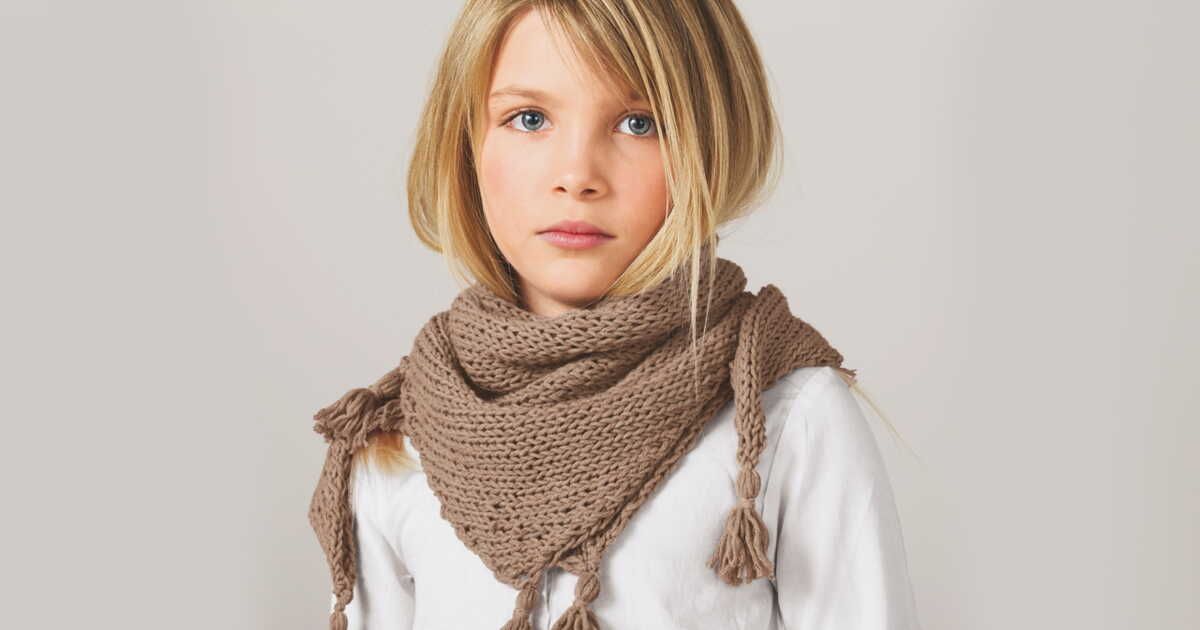 Un chèche à pompons pour enfant