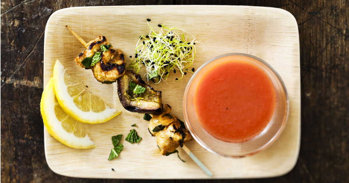 Des brochettes de poulet savoureuses et aubergines marinées : un délice en été
