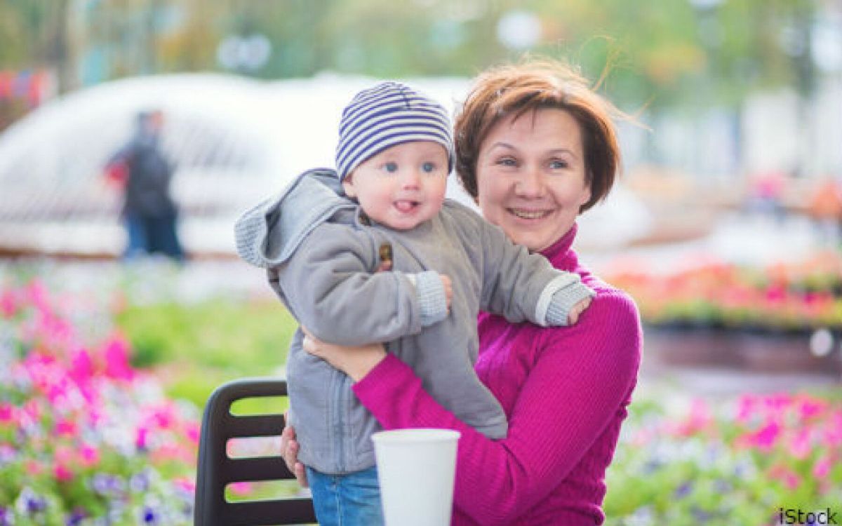 grand-mères et nounous : le précieux impact de la garde sur votre retraite