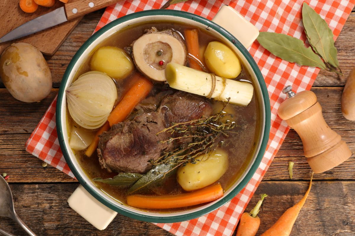 Le secret du pot-au-feu amélioré : le geste qui fait toute la différence