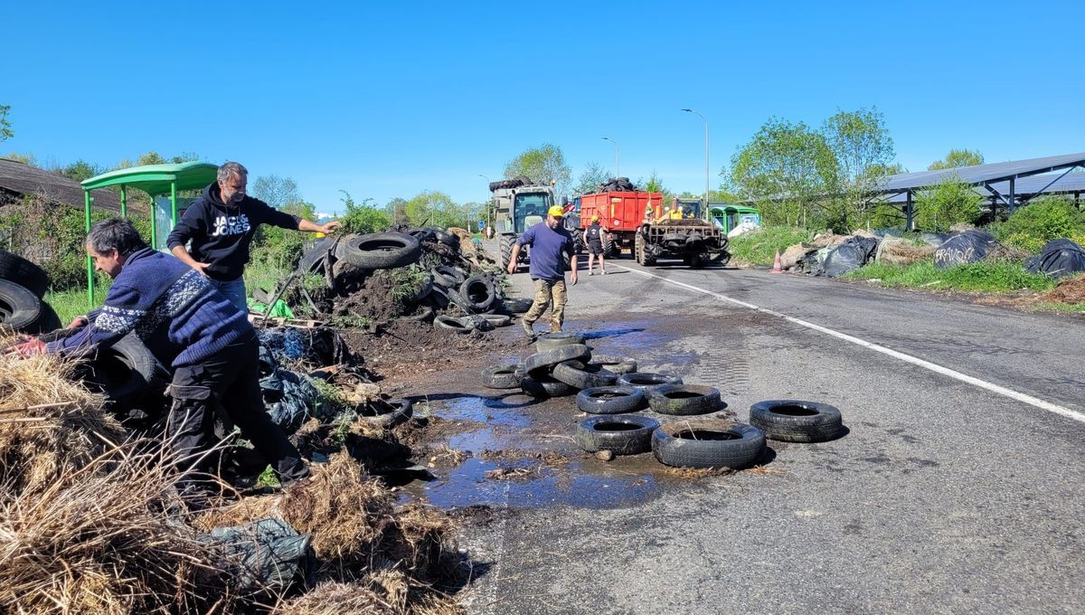 Des agriculteurs mobilisés pour un nettoyage au rond-point de Séméac