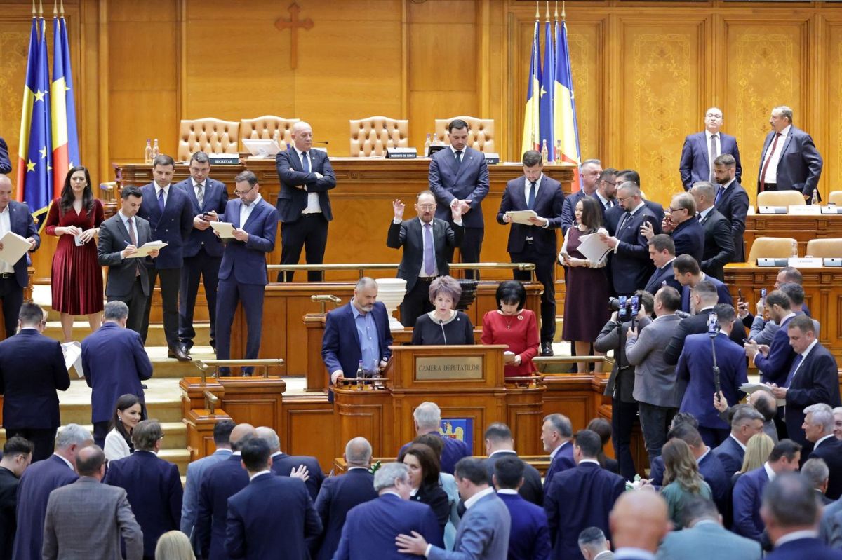 Le Parlement roumain vote la censure du gouvernement d'Ilie Bolojan