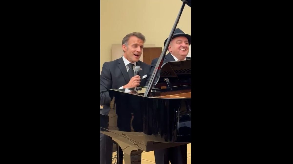 Emmanuel Macron chante "La Bohème" de Charles Aznavour avec le président arménien au piano