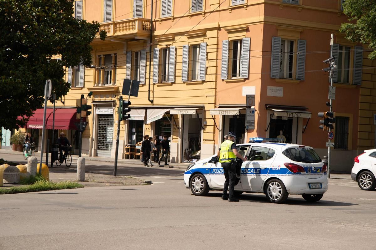 Un conducteur renverse huit piétons à Modène : vers un drame psychologique plutôt que terroriste