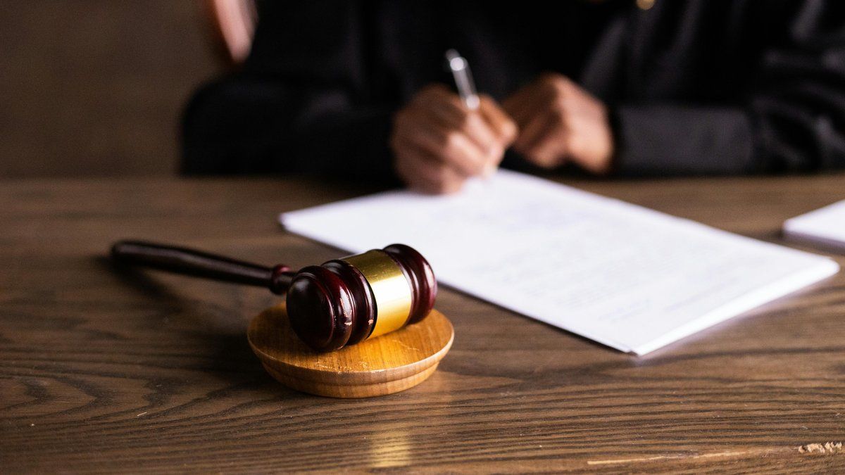 Accouchement en pleine audience : une femme enceinte secoue le système judiciaire de New York