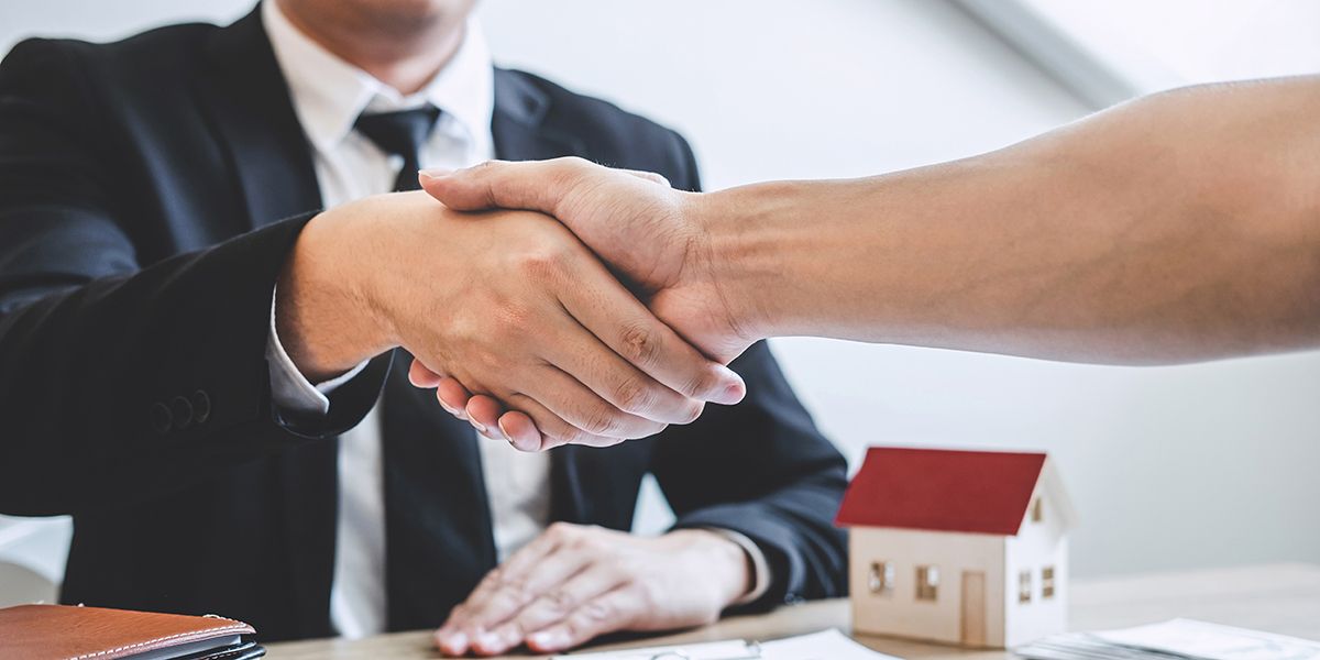 Vendre son bien immobilier : passer par une agence ou choisir le particulier à particulier ?