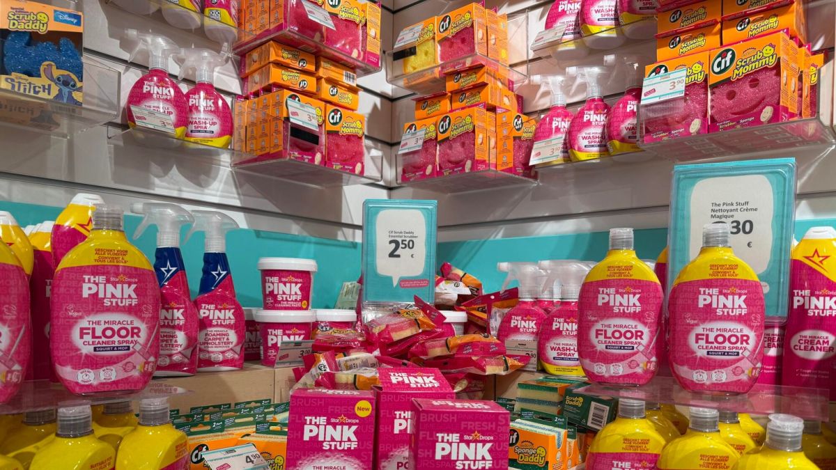 Les tests surprenants des produits ménagers The Pink Stuff qui attirent l'attention des jeunes