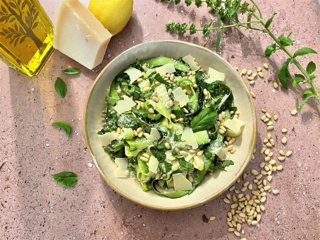 Une salade de courgettes au parmesan pour des repas d'été inoubliables