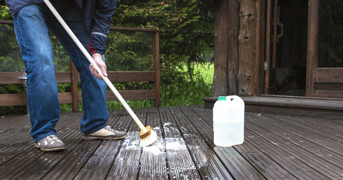 7 astuces pour nettoyer votre terrasse noircie sans nettoyeur haute pression