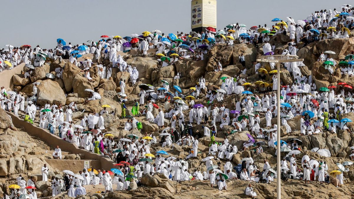 Des millions de pèlerins se recueillent sur le mont Arafat pour le grand pèlerinage