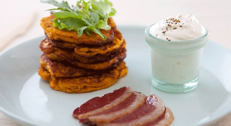 Des blinis gourmands à la patate douce, chantilly de chèvre et magret fumé