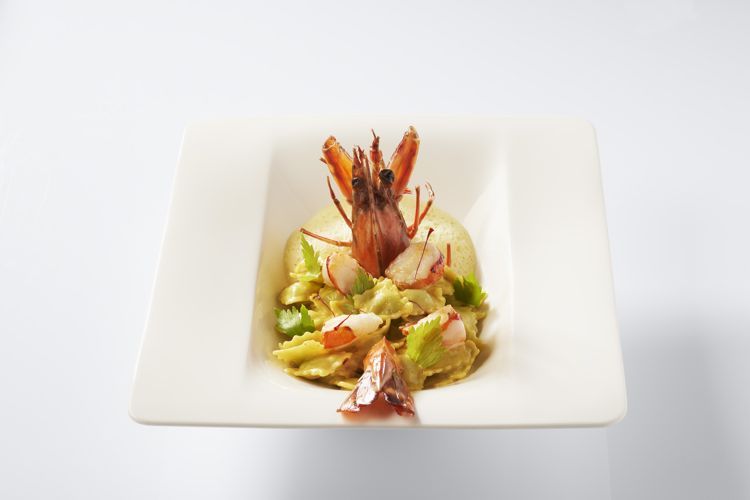 Ravioles aux gambas flambées, safran et livèche