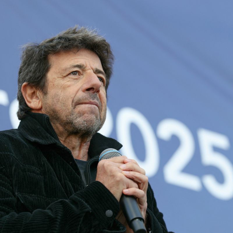 Une pièce de théâtre de Patrick Bruel perturbée par des militantes féministes à Paris