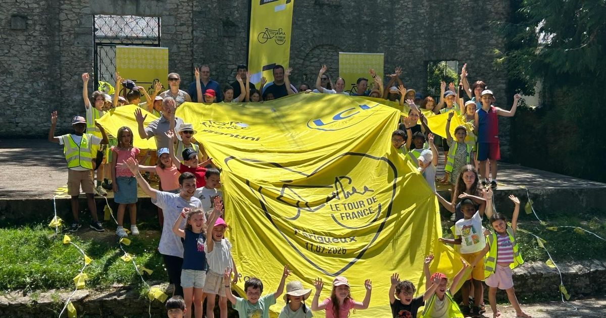 Les enfants de Périgueux célèbrent le Tour de France avec un maillot jaune géant