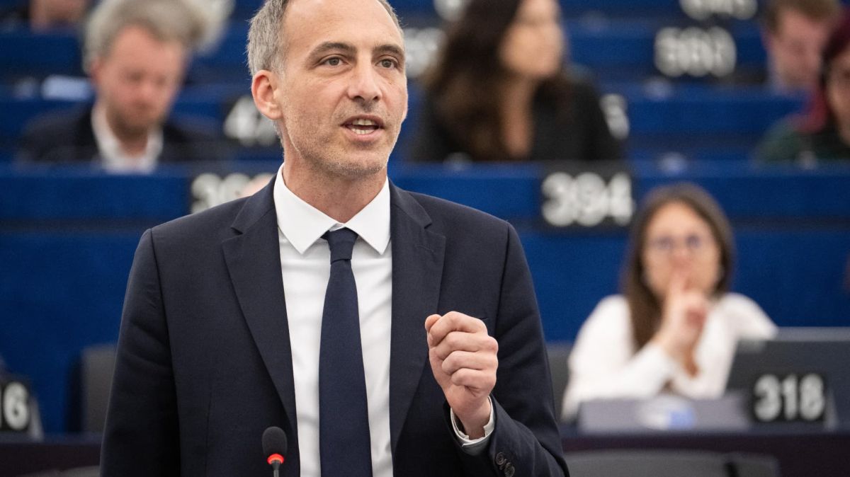 Raphaël Glucksmann s'attaque à TikTok : une menace pour la démocratie