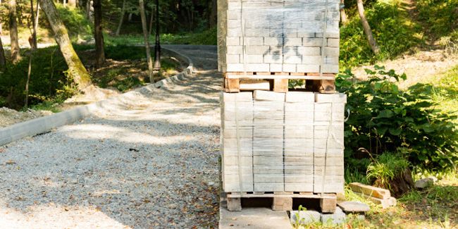Pavés ou dalles béton : quel revêtement pour votre allée carrossable ?