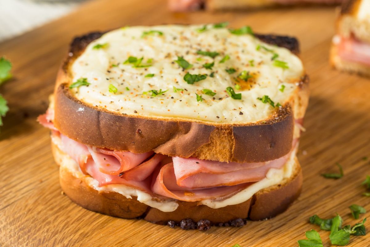 Craquez pour le croque-monsieur à la raclette, votre nouveau réconfort d'hiver