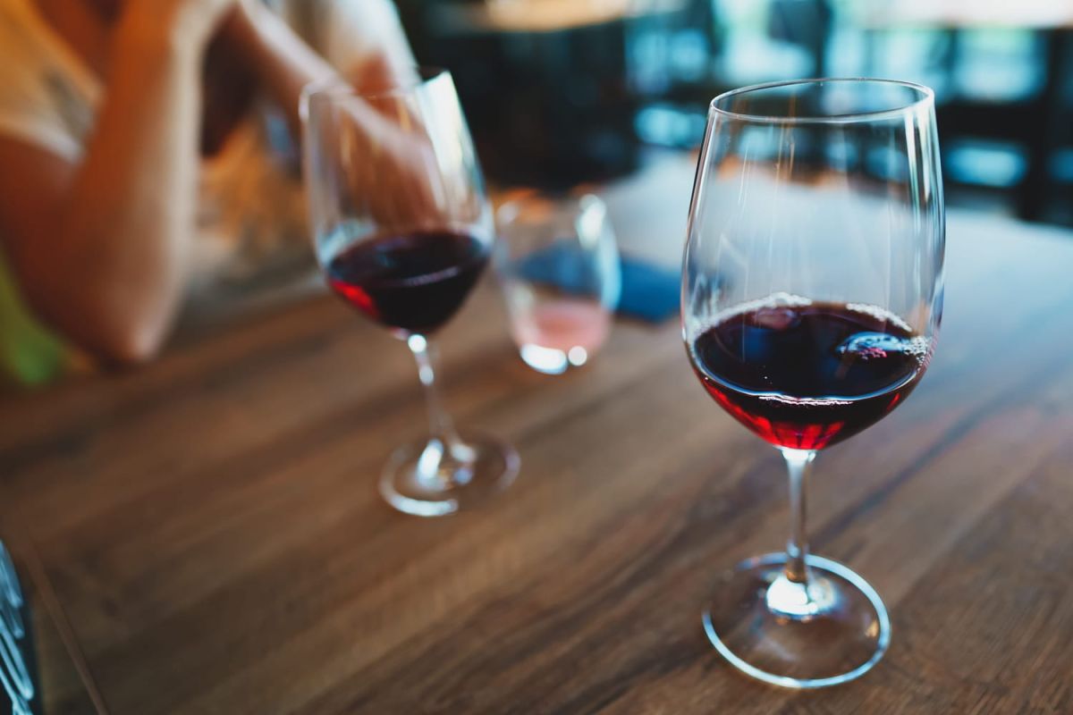 Comment bien tenir son verre de vin pour sublimer vos dégustations
