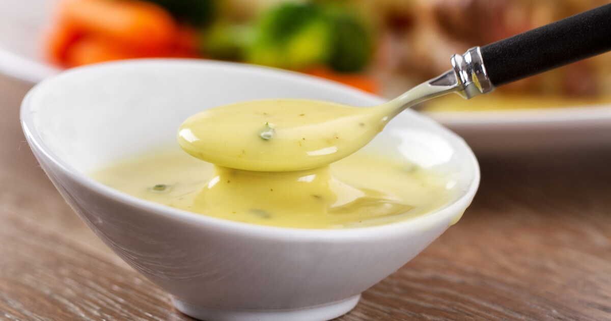 Découvrez la recette maison de la sauce béarnaise pour sublimer vos plats
