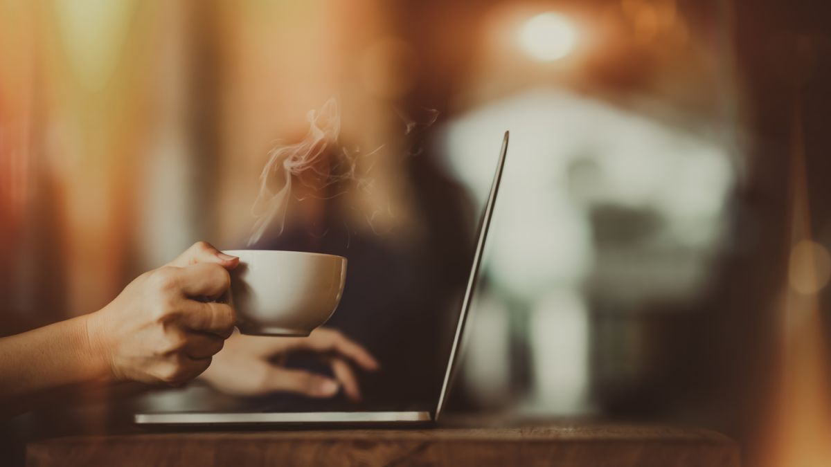 Une tasse de café pour contrer la sédentarité au travail