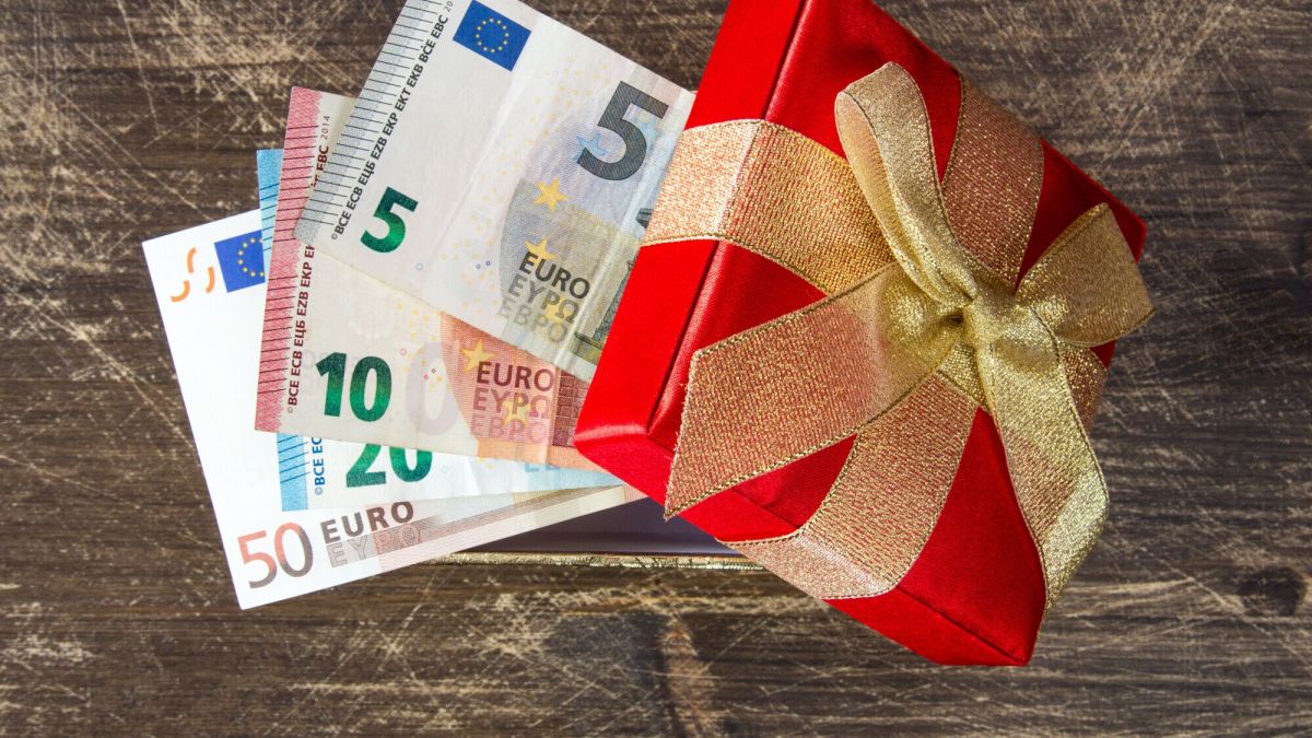 Comprendre le don manuel : les règles à connaître pour éviter les pièges fiscaux