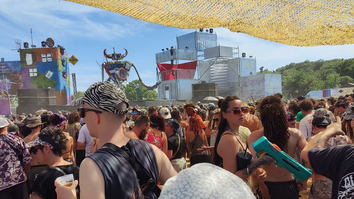Une rave illégale au nord de l’Hérault attire 1 800 fêtards malgré la chaleur