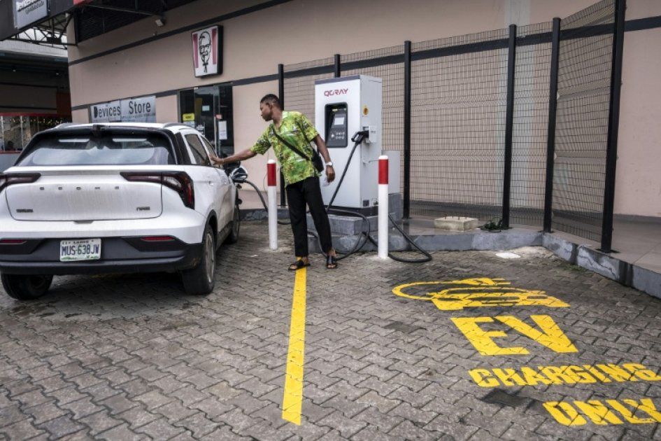 Les voitures électriques prennent le volant au Nigeria, malgré les coupures de courant