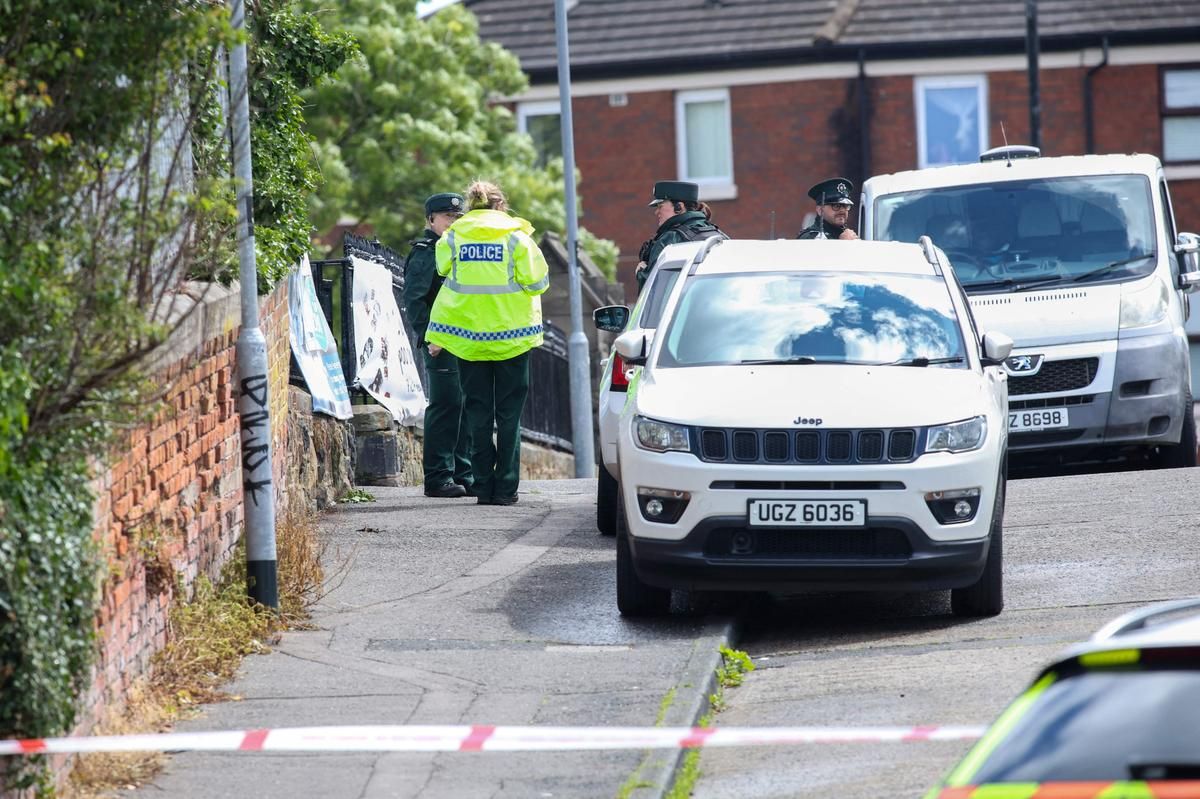 Agression à Belfast : tensions enflamment les réseaux sociaux et les rues