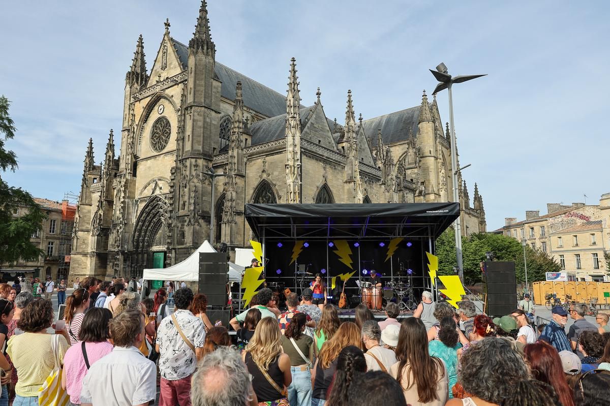Bordeaux célèbre la réouverture de la flèche Saint-Michel lors du festival Chahuts
