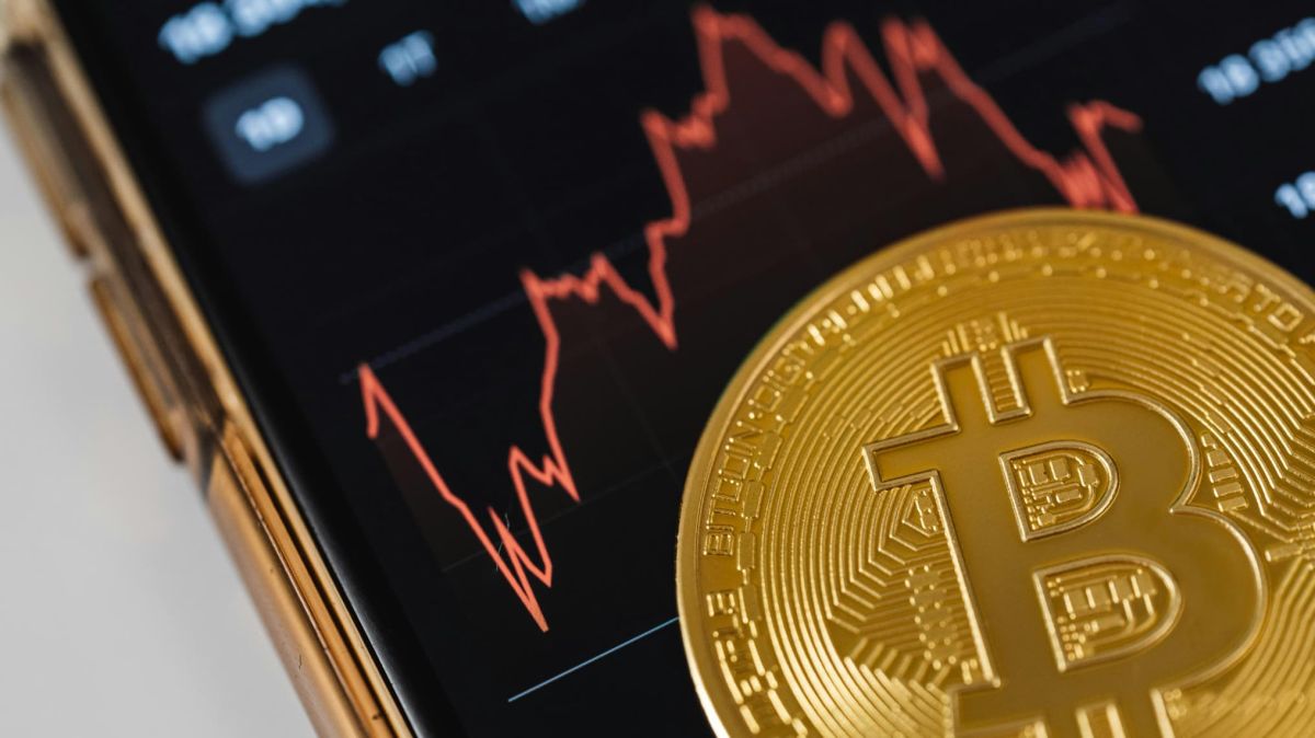 Le bitcoin sous les 60.000 dollars : quelles perspectives pour les investisseurs ?