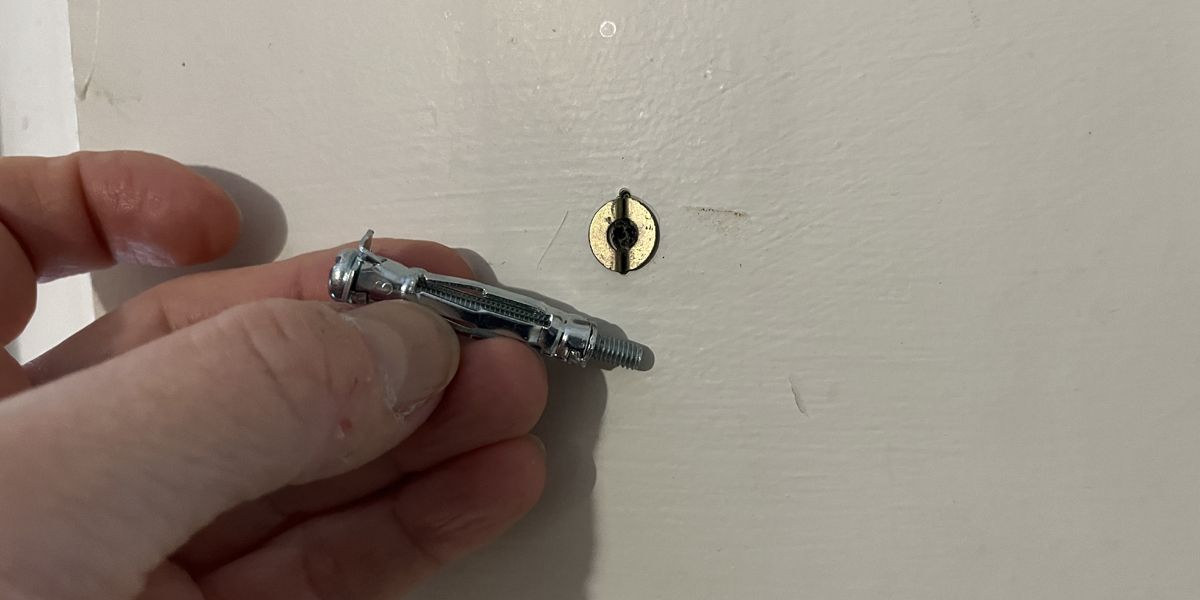 Comment retirer une cheville molly sans abîmer le mur