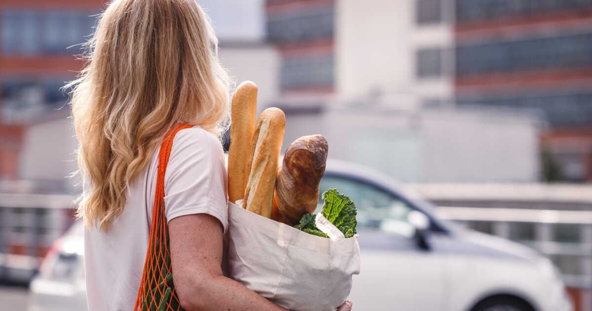 Dites adieu aux sacs de courses en désordre : deux astuces simples pour les ranger