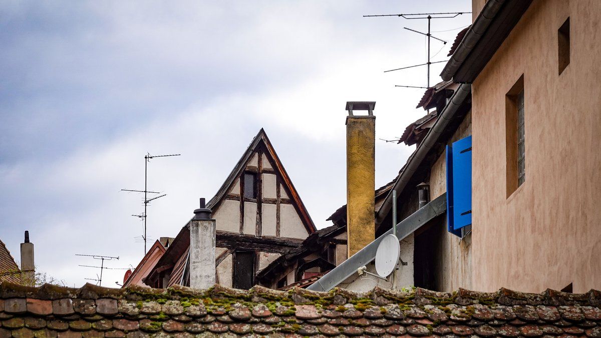 Une découverte troublante : un squatteur vivait dans les combles d'une retraitée