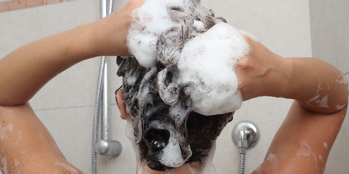 Laver ses cheveux : quelle fréquence pour protéger votre chevelure ?