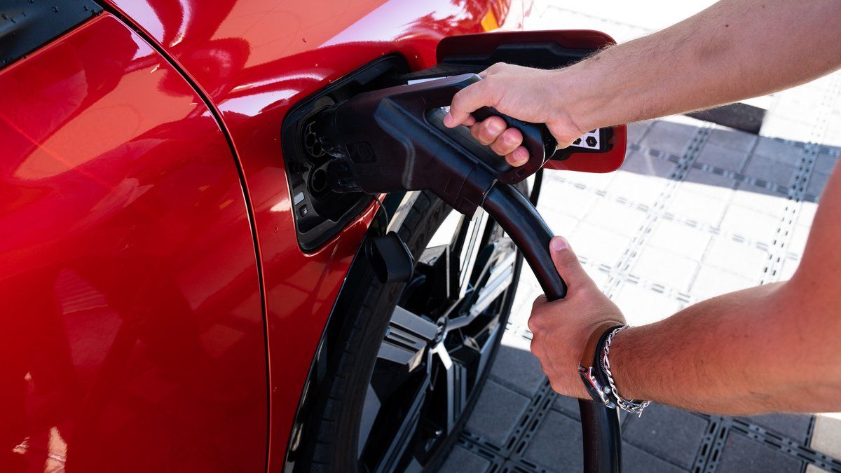 Recharger sa voiture électrique : entre hausse des prix et casse-tête