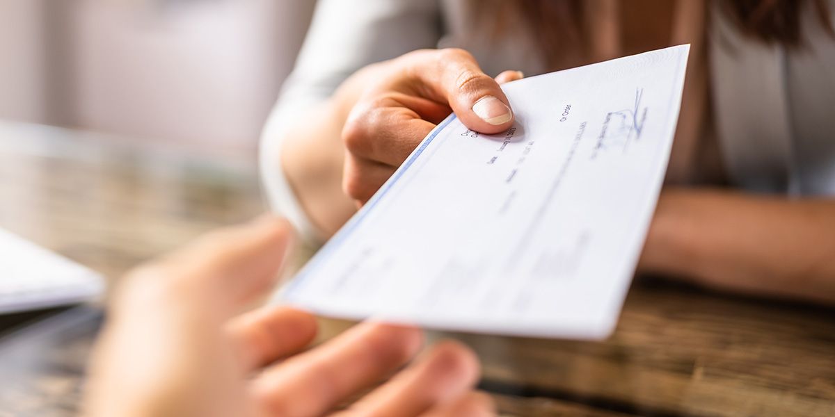 Chèques et adresse obsolète : ce que vous devez savoir pour éviter les complications