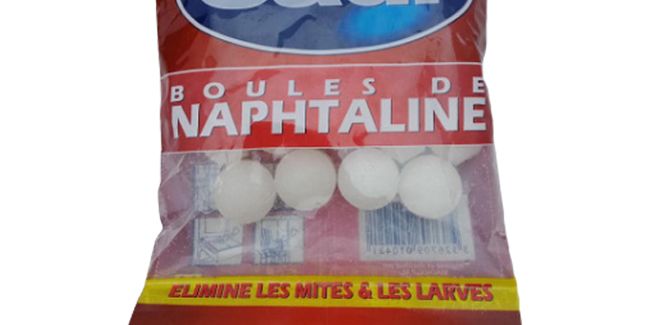 Naphtaline : l'alliée d'hier face aux mites, mais à quel prix ?